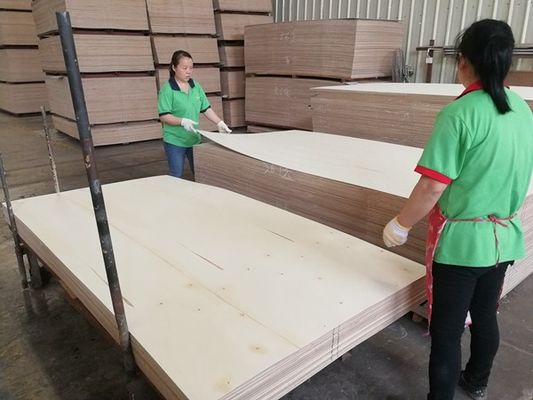Top A Engineered Wood Veneer Cuci Apricot Hitam Crown Grain Warna Gelap Untuk Dekorasi Lemari Hotel