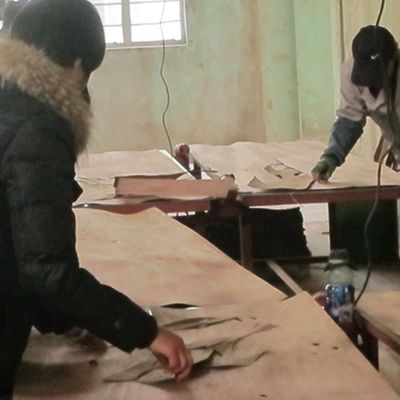 Mahkota Veneer Kayu Rekayasa ISO Memotong Warna Coklat Untuk Pintu Dan Muka Kabinet