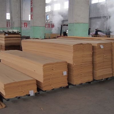 Mahkota Veneer Kayu Rekayasa ISO Memotong Warna Coklat Untuk Pintu Dan Muka Kabinet