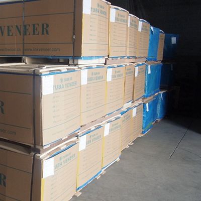 Dekorasi Direkayasa Veneer Kayu Kenari Hitam X643 Butir Lurus Warna Terang ISO