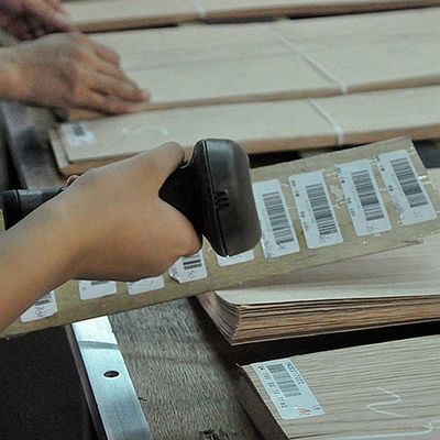 OEM Natural Mahogany Wood Veneer Straight Figured Grain 2500-3100MM Untuk Kulit Pintu