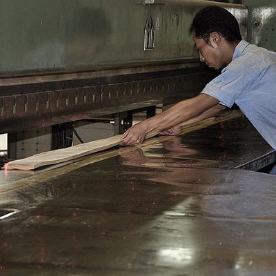 Veneer Kayu Jati Kelas AAA Kontras Garis Hitam Butir Lurus Untuk Kayu Lapis Mewah