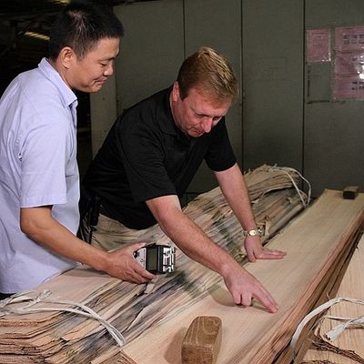Veneer Veneer Kayu Alami Amerika yang Disesuaikan, Potong Kuartal / Butir Lurus Dicelup Asap Untuk Dekorasi Hotel