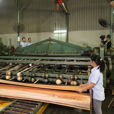Veneer Veneer Kayu Alami Amerika yang Disesuaikan, Potong Kuartal / Butir Lurus Dicelup Asap Untuk Dekorasi Hotel