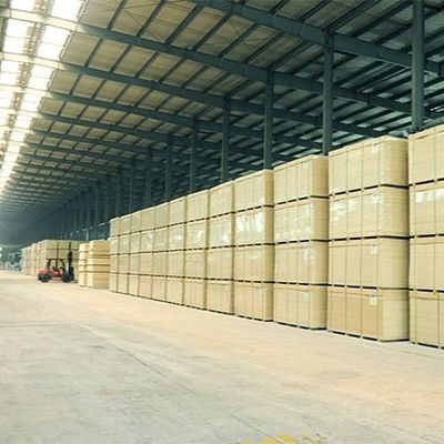 Oriented Strand Board OSB2 Tiga Lapisan Dengan Radiata Pine 2745mm Panjang Untuk Load Bearing Panel